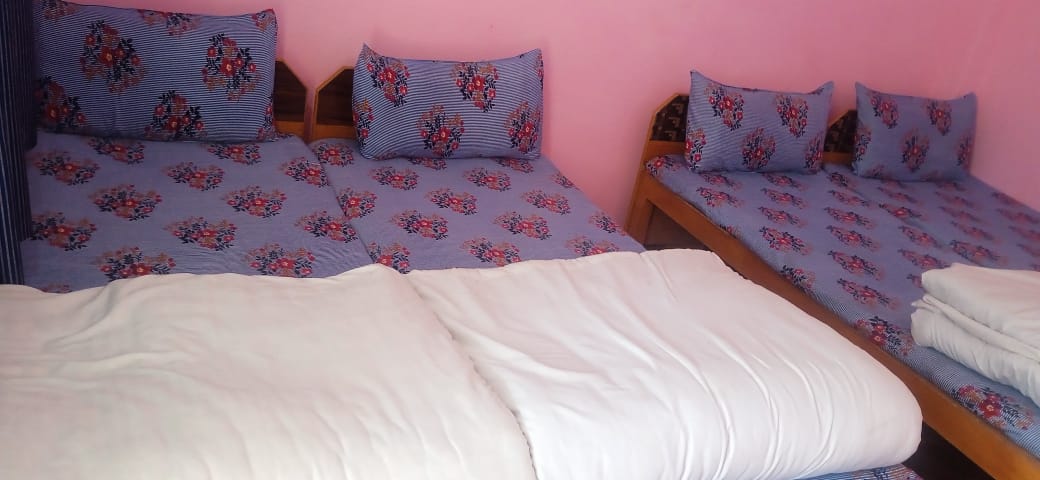 Hotel Sheesh Mahal, Sersi